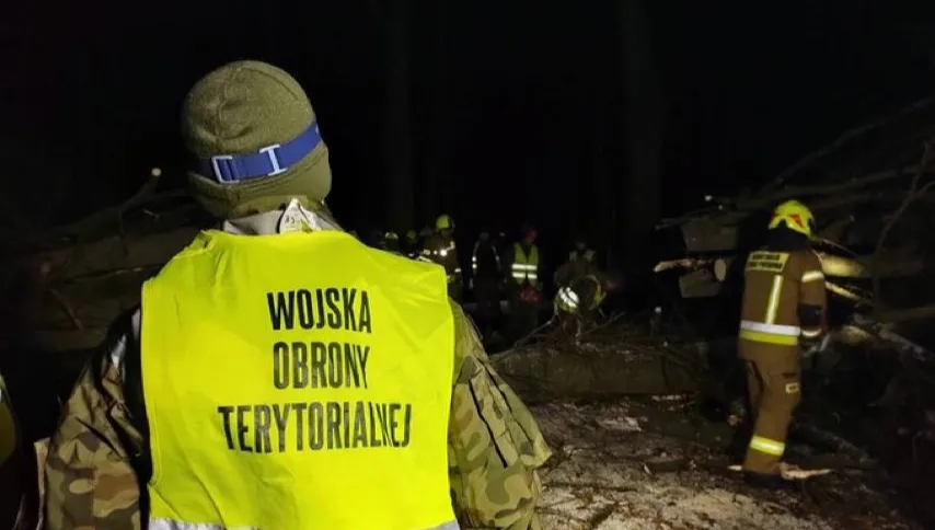 Skutki wichur nad Polską. Terytorialsi pomogą strażakom