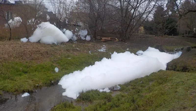 Mnóstwo piany na Wawrze. Ktoś wlał detergent do kanału