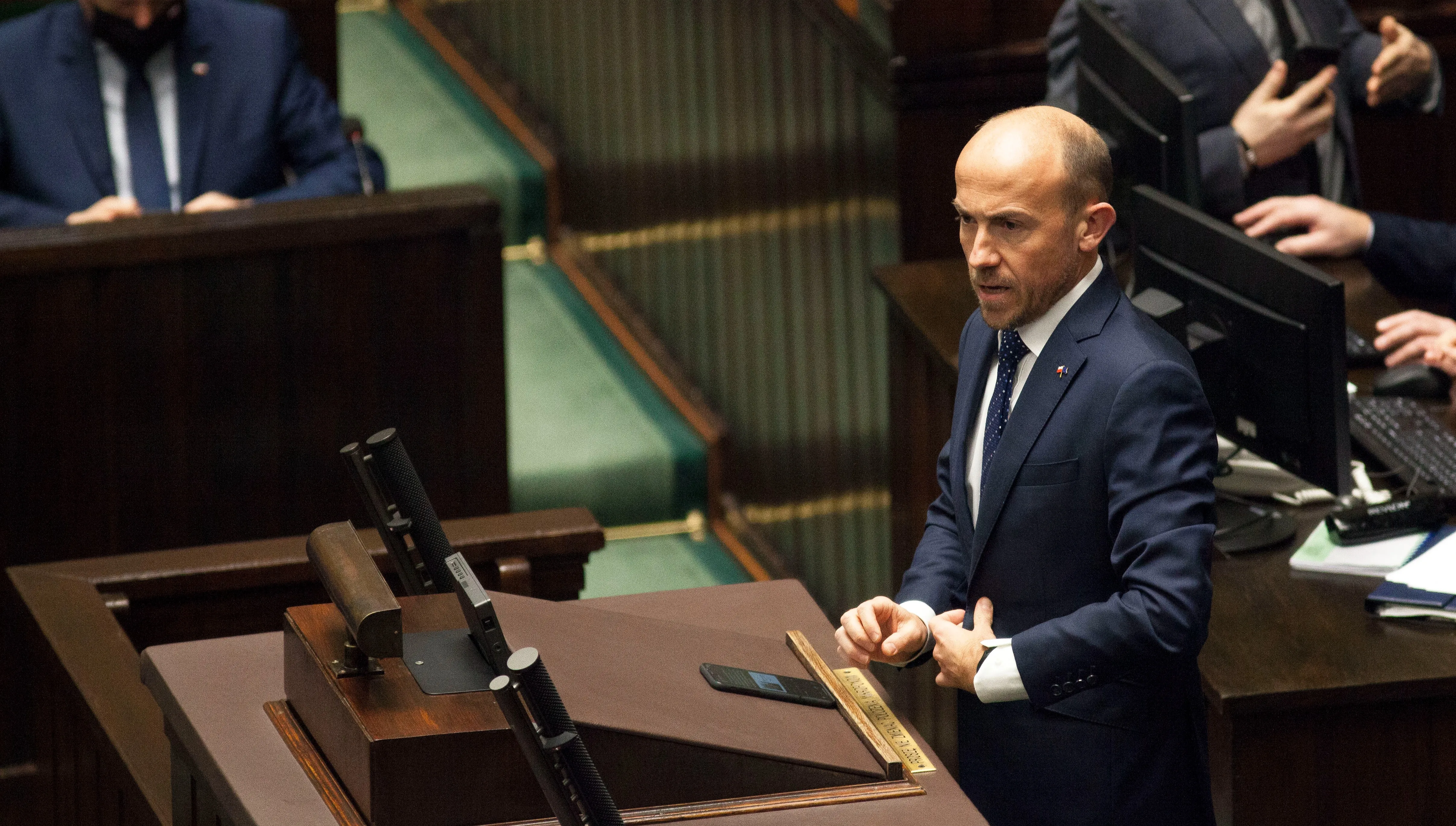Budka zaatakował premiera po dymisji Kościńskiego. Koc odpowiada: „Kolejna podła i bzdurna wypowiedź”