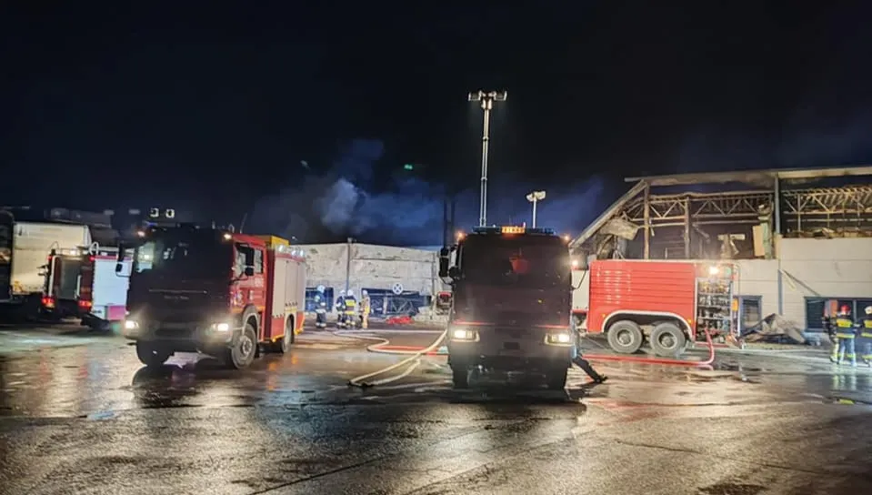 Trwa dogaszanie pożaru zakładu w Starachowicach
