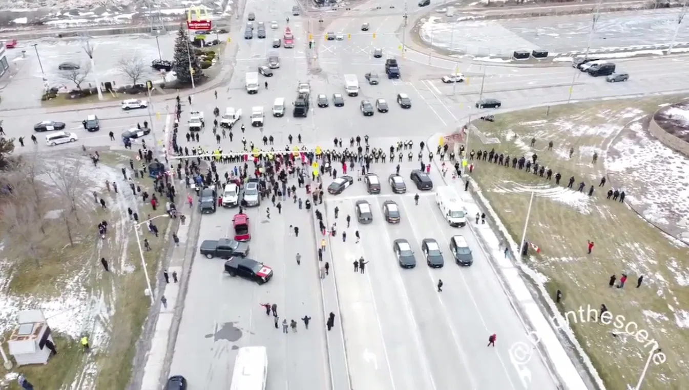 Klincz między policją a blokującymi most na granicy Kanady z USA
