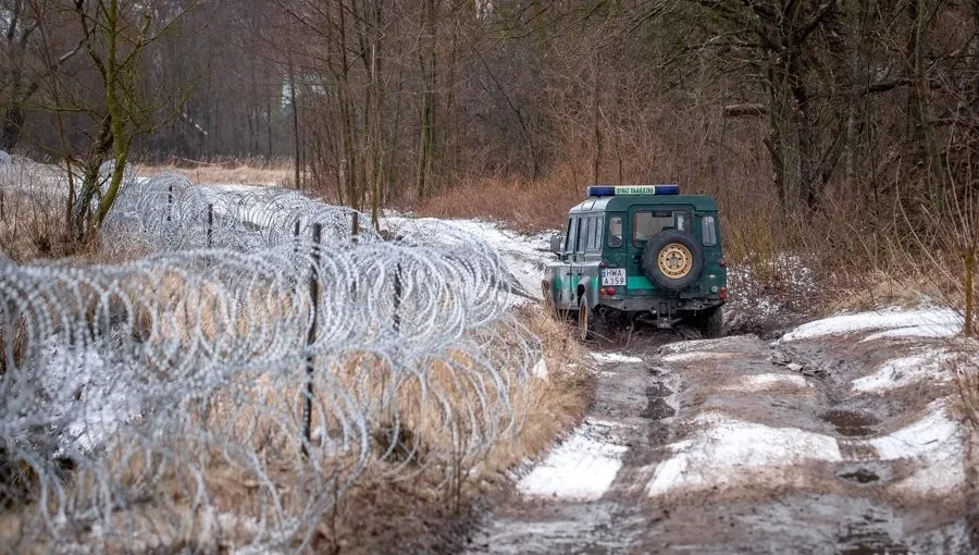 Grupa cudzoziemców rzucała kamieniami w polskie patrole. Są też uszkodzenia concertiny
