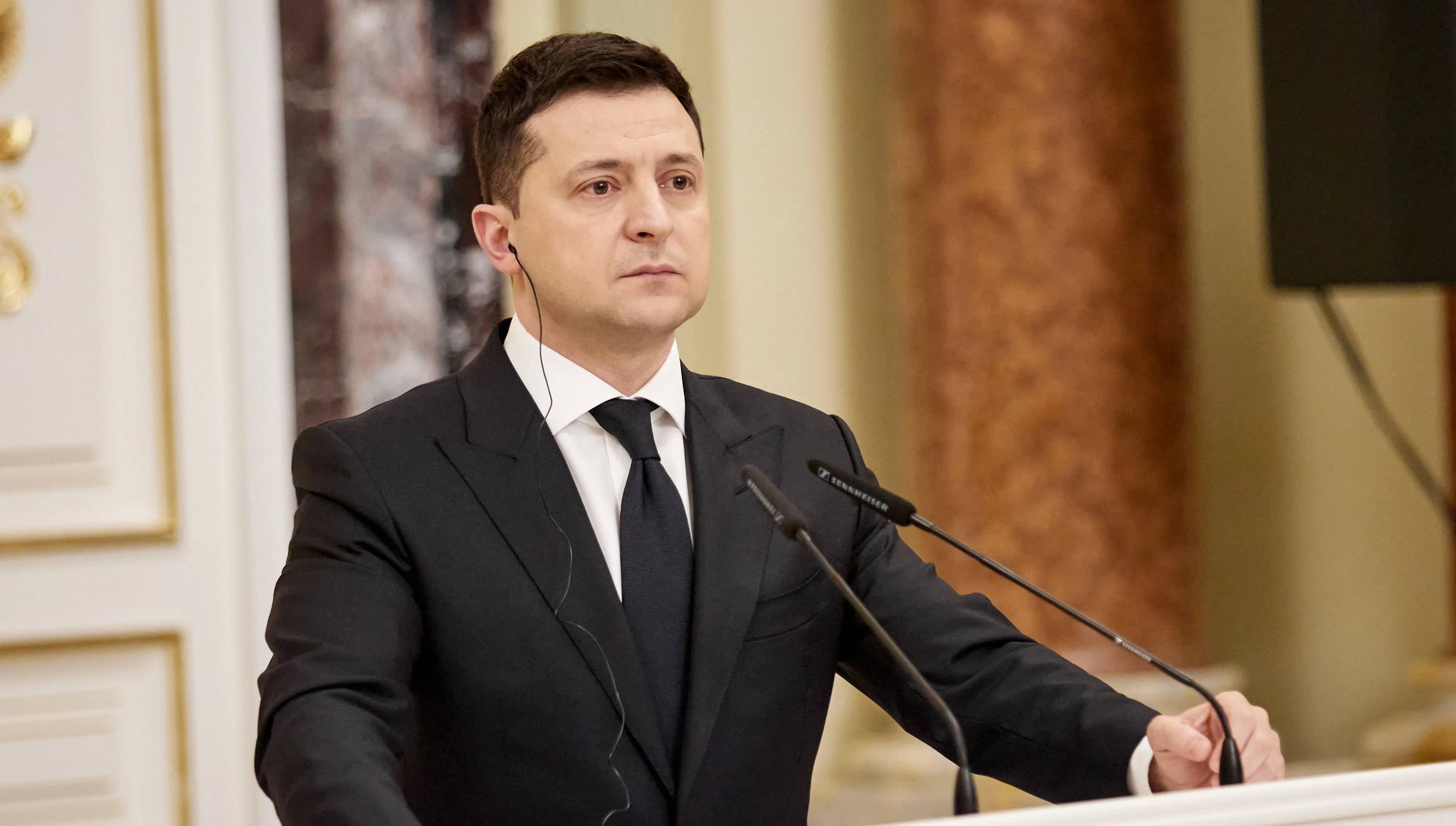 Zełenski krytykuje przenoszenie biur z Kijowa do Warszawy czy Lwowa. Co z ewakuacją jego rodziny?