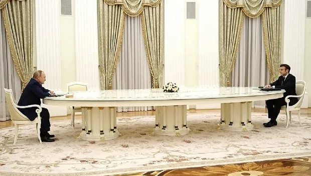 "Niekończący się stół" Putina budzi spore zainteresowanie. W internecie roi się od żartów i memów
