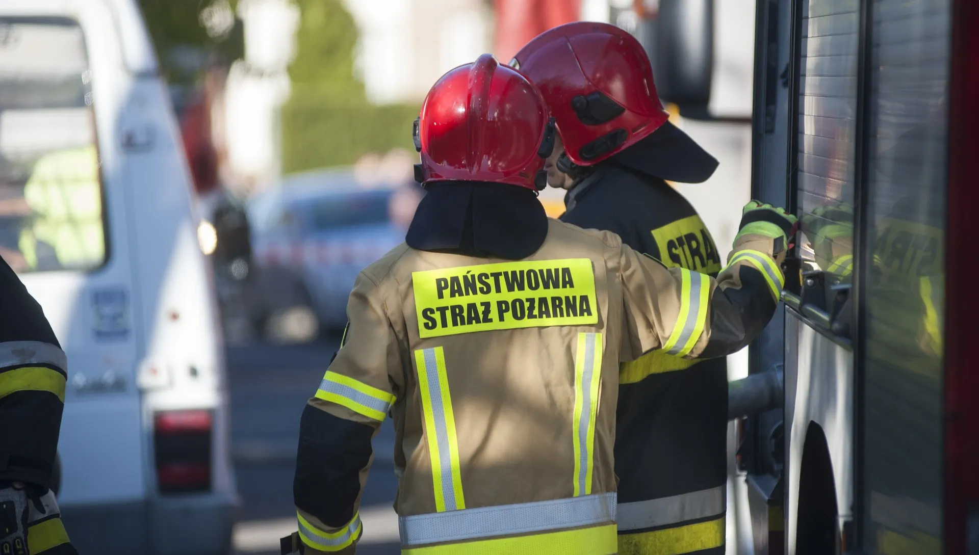 Drzewo runęło na przejeżdżający samochód
