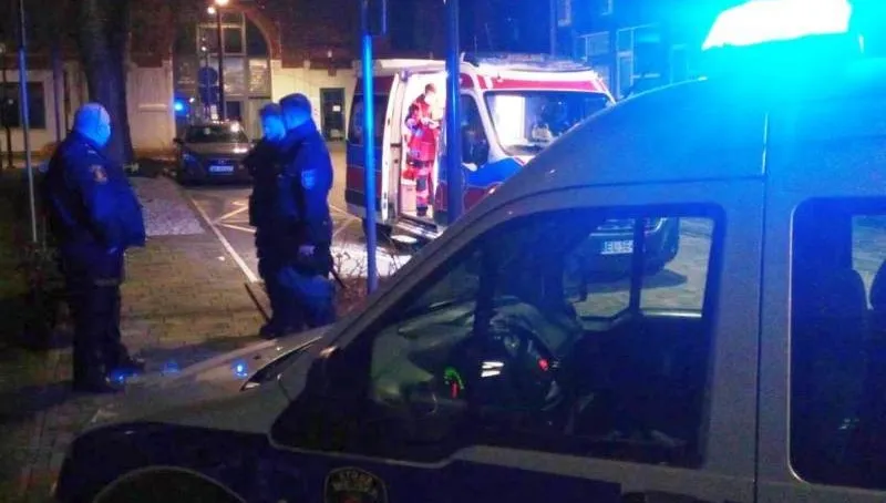 Warszawa: Leżał na klatce schodowej w kałuży krwi