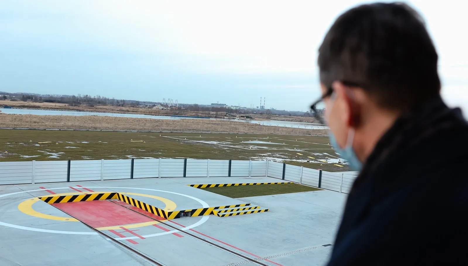 Premier Morawiecki odwiedził teren budowy nowej bazy Lotniczego Pogotowia Ratunkowego