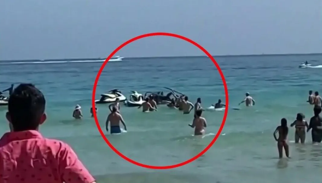 USA: śmigłowiec runął do morza przy plaży. Obok kąpali się ludzie!