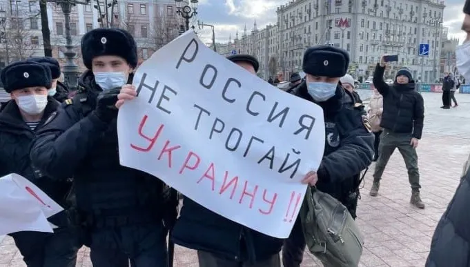 W Moskwie słychać głosy sprzeciwu wobec inwazji na Ukrainę. Służby zatrzymały protestujących - WIDEO