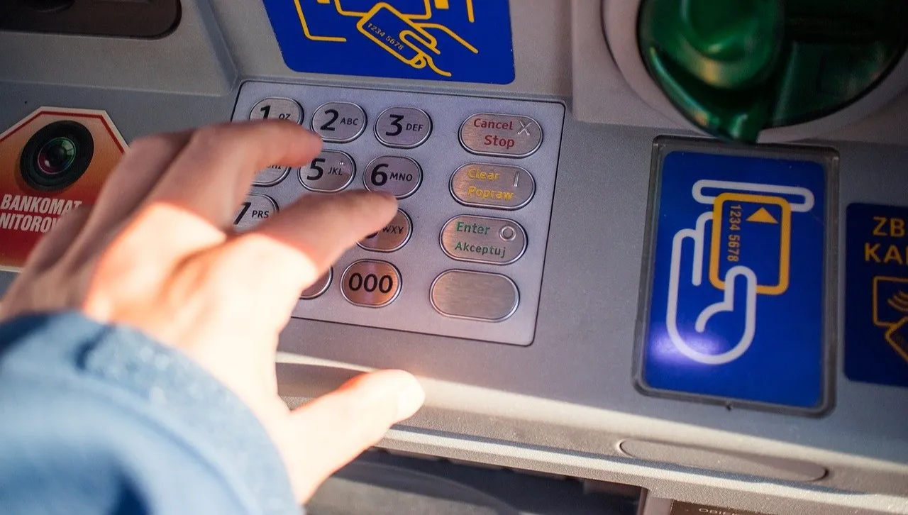 W Moskwie kolejki do bankomatów