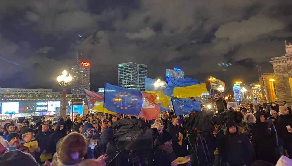 Polska solidarnie z Ukrainą! W wielu miastach trwają protesty przeciwko agresji Kremla!