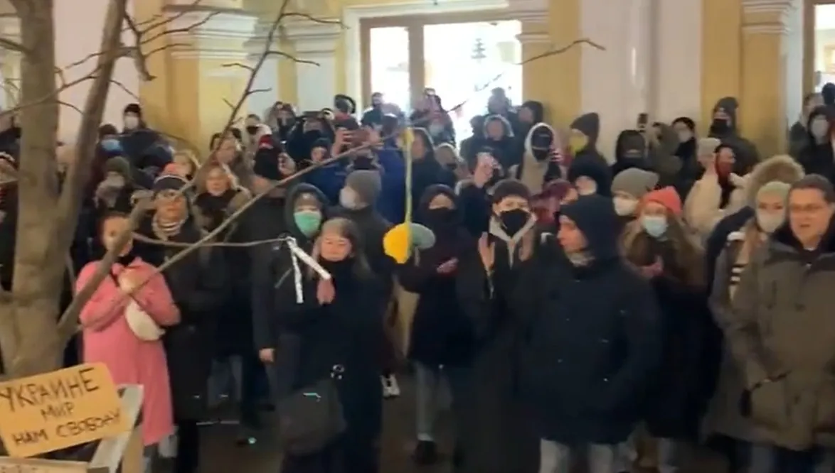 W Petersburgu kolejny protest antywojenny. Rosyjska policja rozbiła manifestujących [WIDEO]