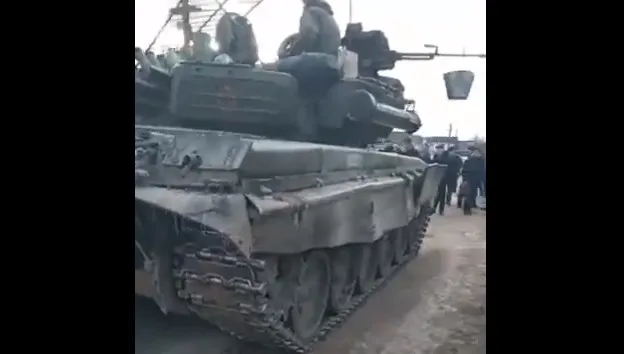 Budująca postawa Ukraińców! Mieszkańcy zatrzymują konwoje rosyjskich czołgów [WIDEO]