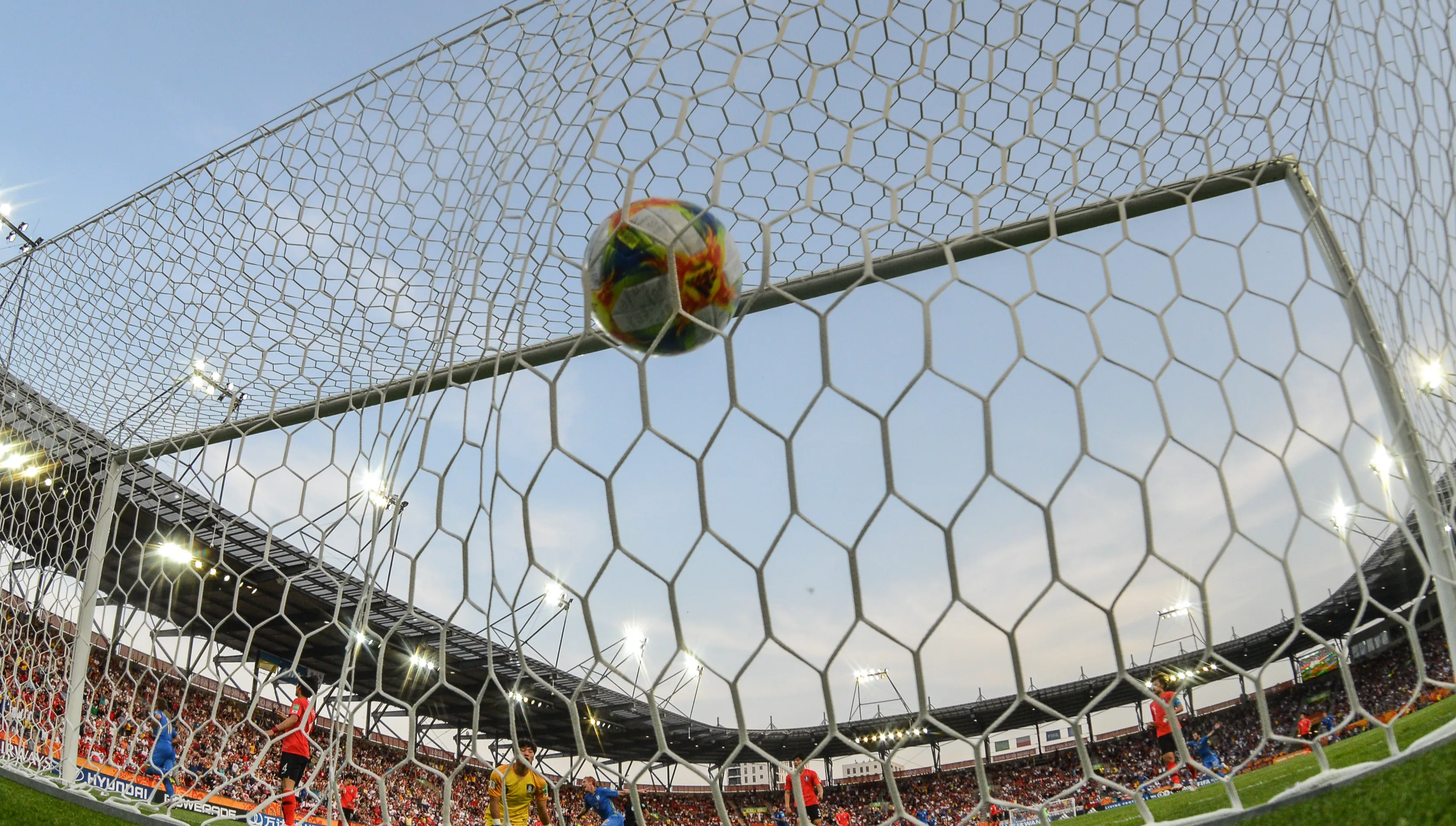 „Panowie z FIFA ślepi i głusi na rzeczywistość”. Ostry komentarz wiceszefa MSZ