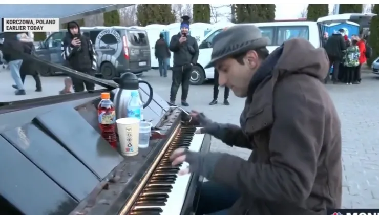 „L'Amour Toujours” na powitanie Ukraińców w Polsce. Pianista na granicy wzruszył cały świat! [WIDEO]
