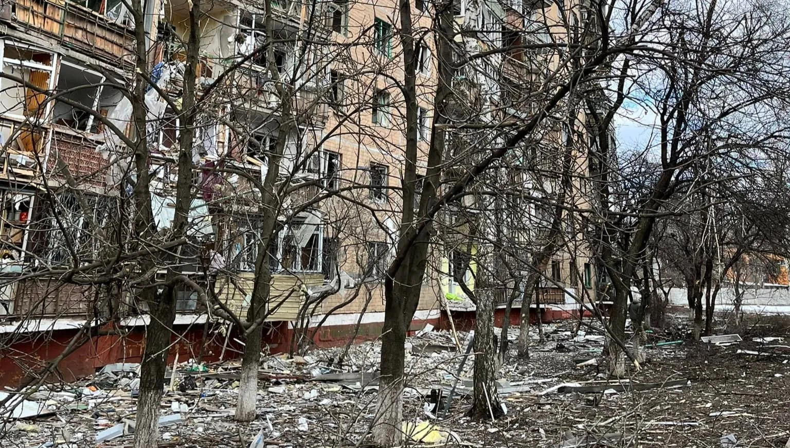 Pocisk manewrujący trafił w blok w Kramatorsku. Są ofiary śmiertelne i wielu rannych [FOTO]
