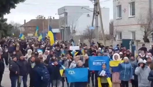 W Melitopolu protestowało kilka tysięcy Ukraińców. Rosjanie... zablokowali im internet