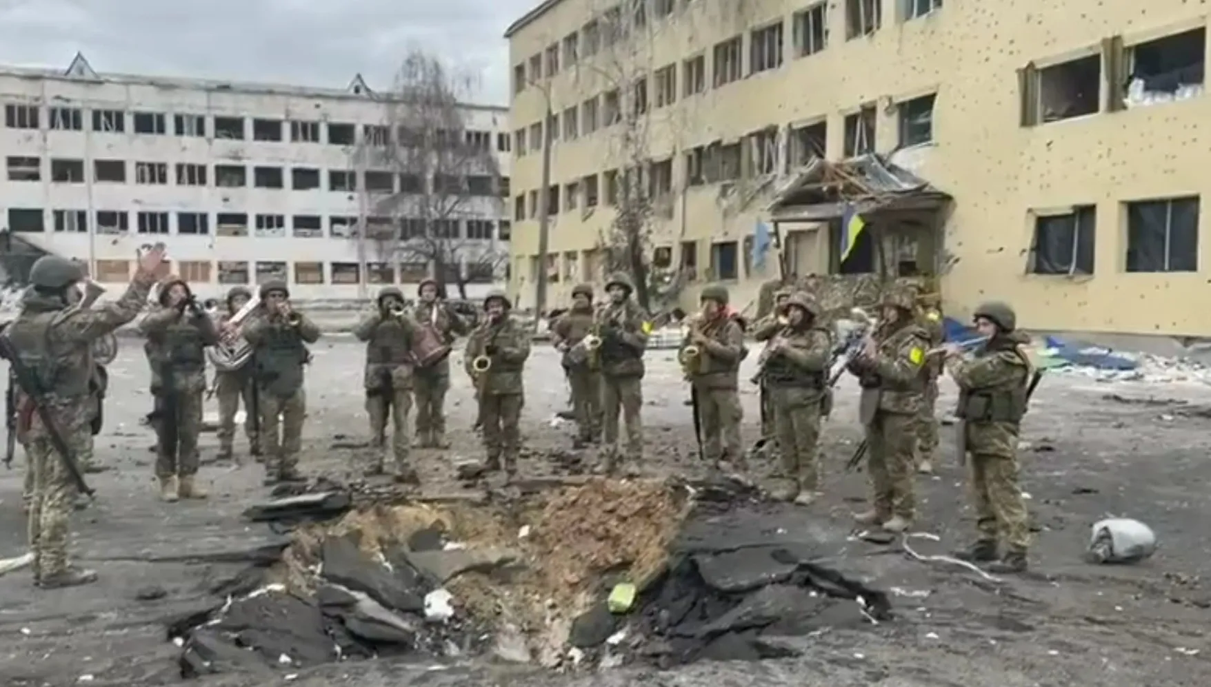Wzruszające! Żołnierze odegrali hymn Ukrainy po rosyjskim bombardowaniu [WIDEO]