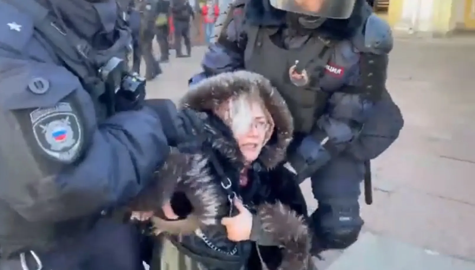 Reżim nie toleruje sprzeciwów. Masowe aresztowania protestujących w Moskwie przeciwko wojnie  - WIDEO