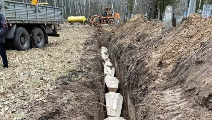 Pogrzeby odbywają się w okopach. Bo Rosjanie bombardują nawet cmentarz...