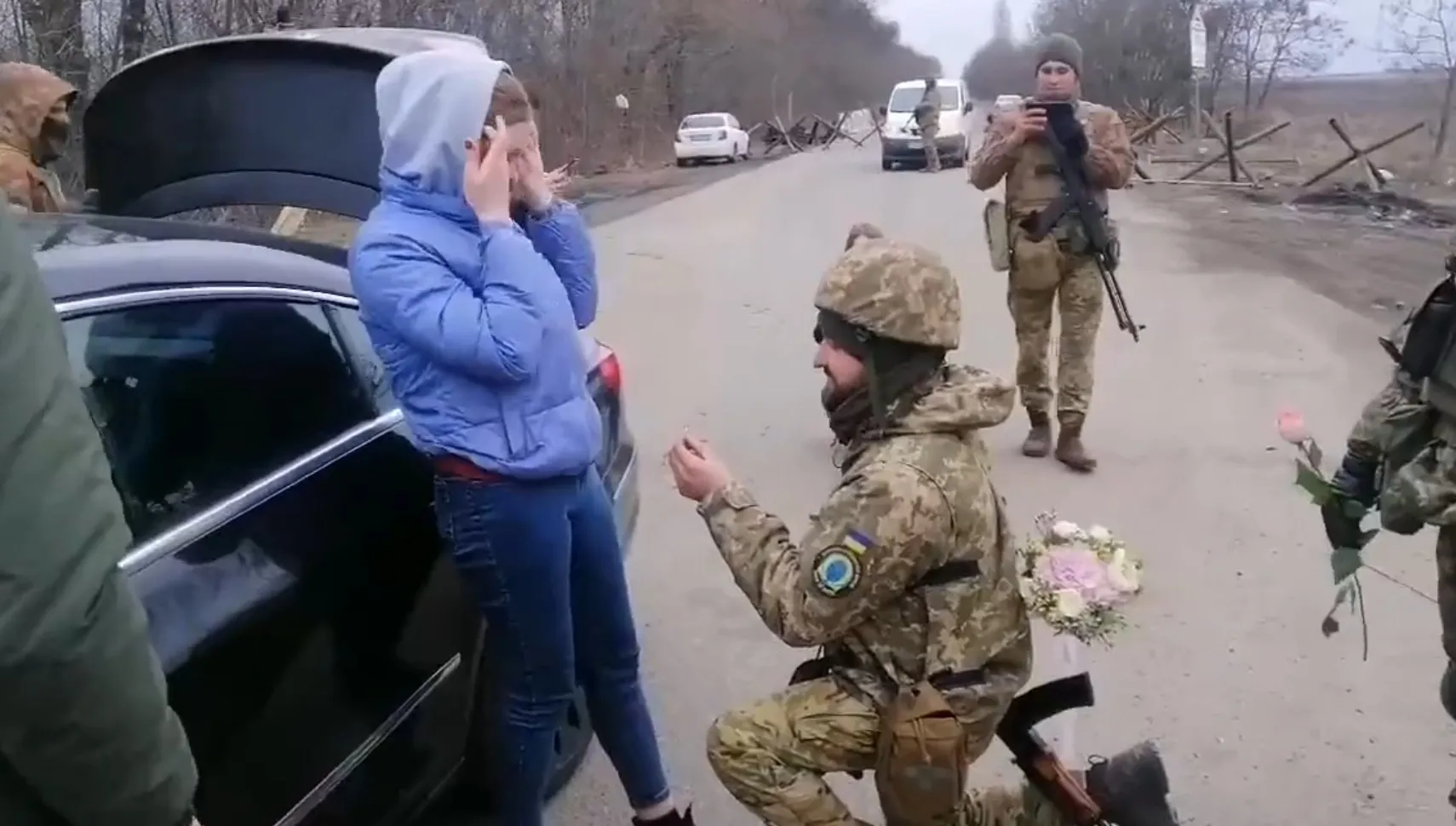 Ukraiński żołnierz zaskoczył swoją wybrankę. Ten moment zapamięta na długo... [WIDEO]