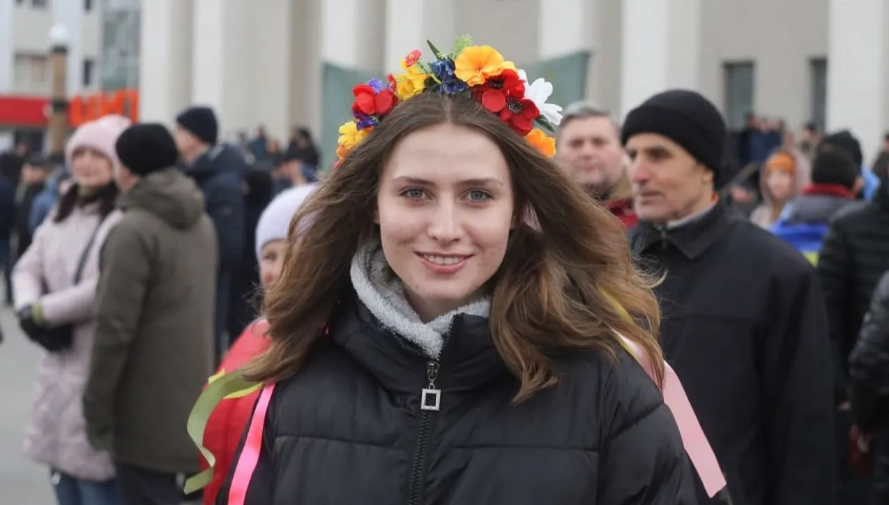 Zamiast róż - zestrzelone samoloty wroga. Tego życzą sobie kobiety z Ukrainy. A kwiaty i tak dostają!