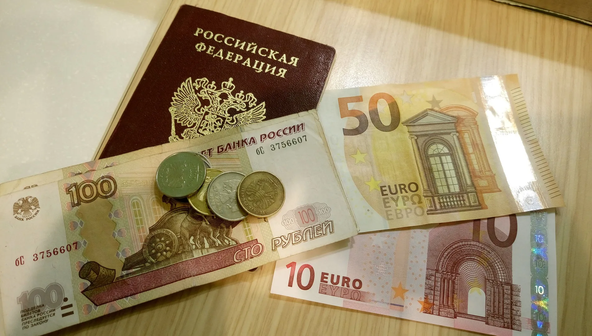 Rosja: banki z zakazem sprzedaży walut