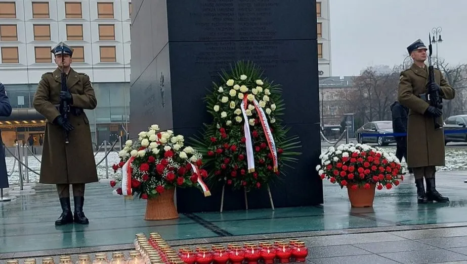 Miesięcznica Smoleńska. Delegacja złożyła wieńce pod pomnikiem ofiar 
