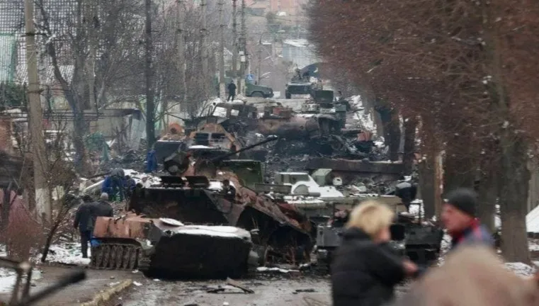 Co za tchórze! Rosjanie kontynuują swoją praktykę: wychodzą, strzelają i... chowają się za cywilami