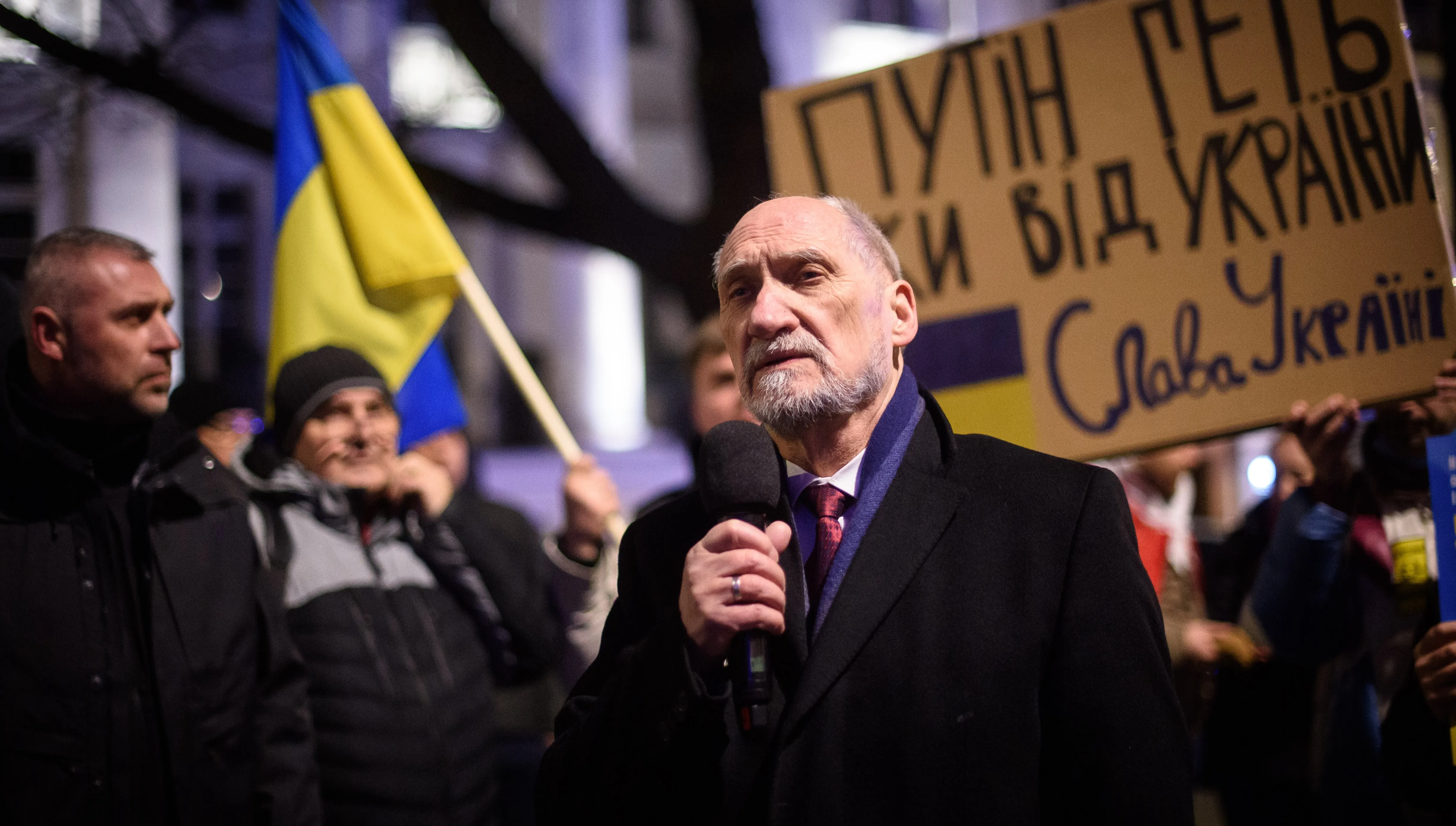 Ukraina się broni. Macierewicz:  „Skuteczność działania wojsk ukraińskich okazała się rewelacyjna”