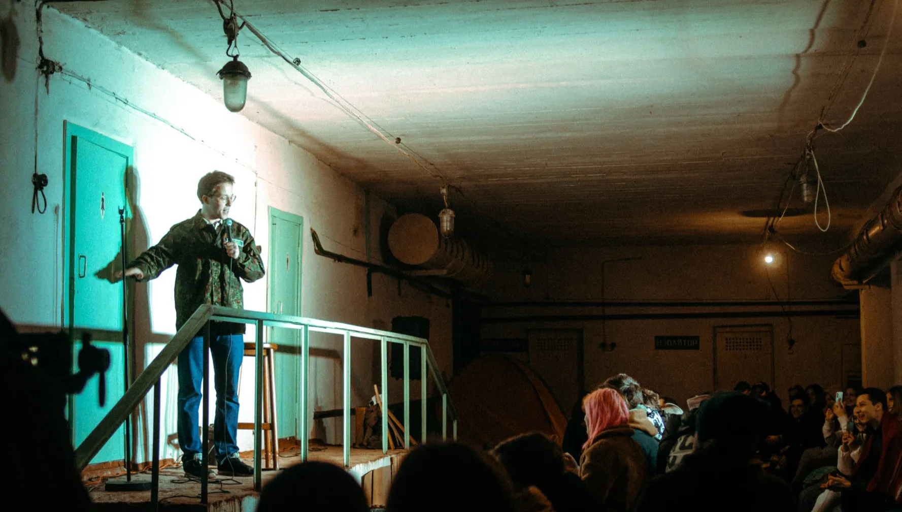 Oblicza wojny: w schronie przeciwbombowym zorganizowano... stand-up