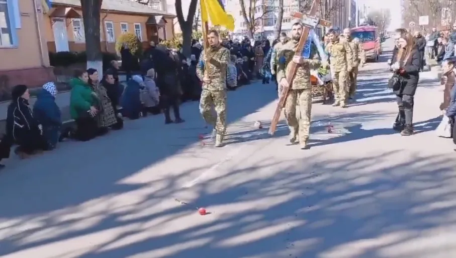 Ludzie klęczą na ulicy, rzucają kwiatami... Tak się żegna bohaterów na Ukrainie!  [WIDEO]