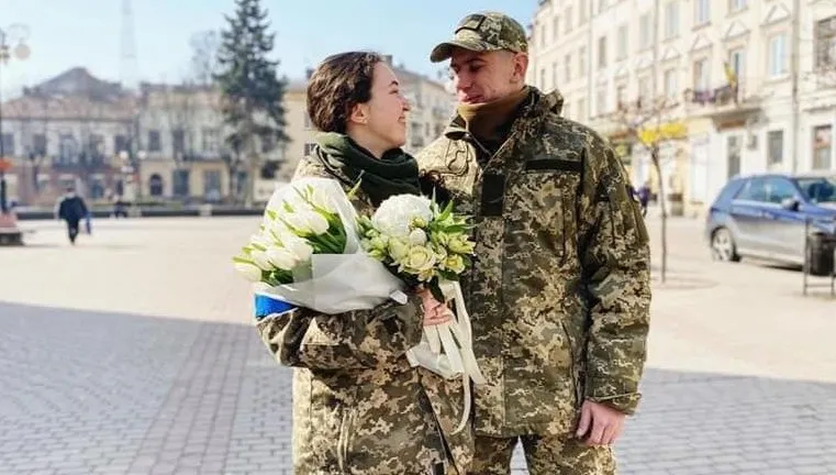 A życie toczy się dalej... Od początku wojny zawarto ponad 10 700 małżeństw. Codziennie rodzą się też dzieci