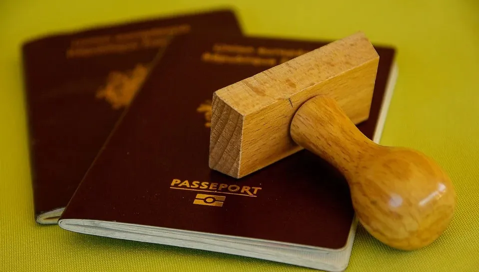 Rosjanie i Białorusini objęci sankcjami. KE: Cofnąć im obywatelstwa