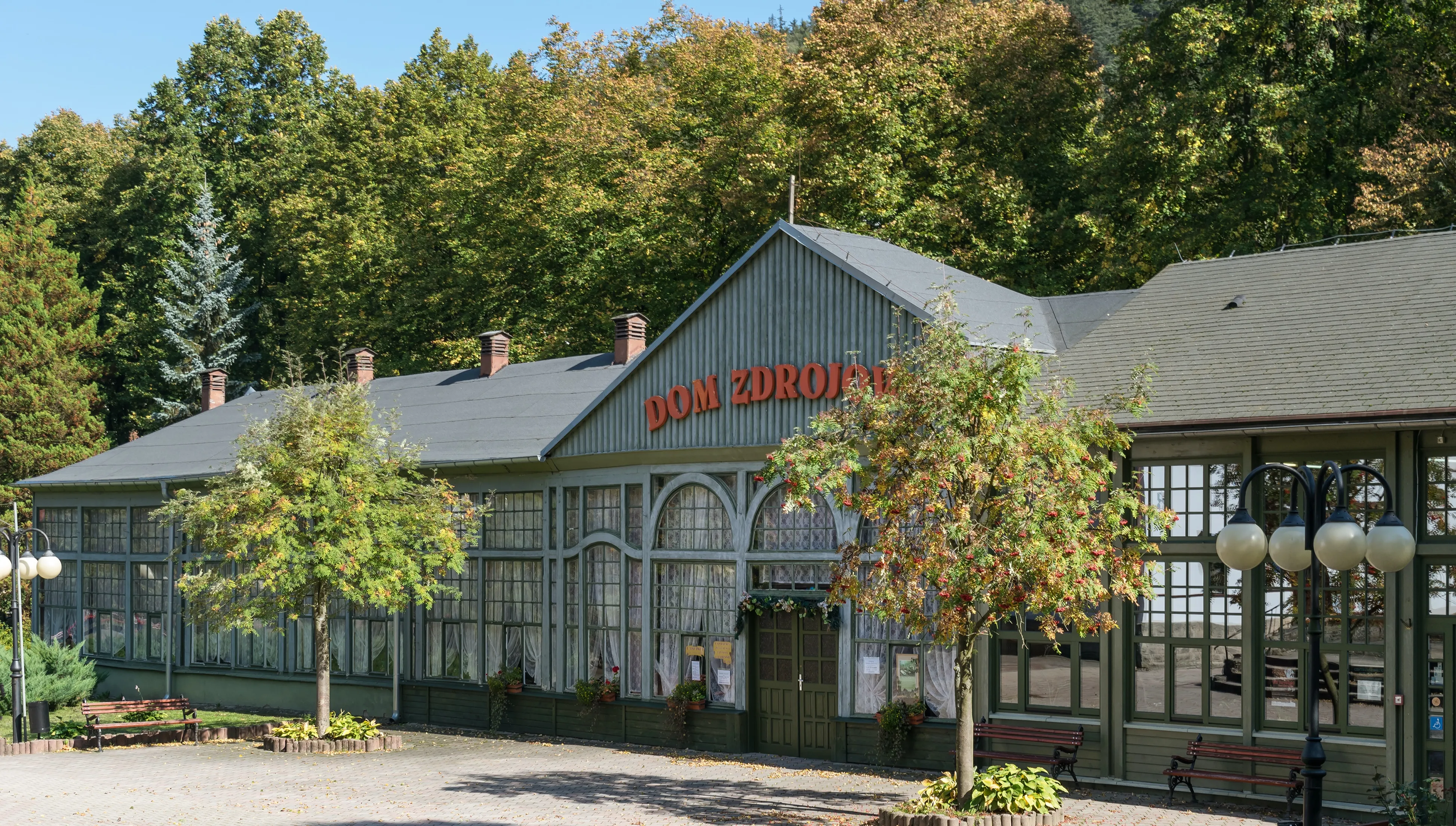 Długopole-Zdrój wieś uzdrowiskowa słynna z naturalnych wód mineralnych