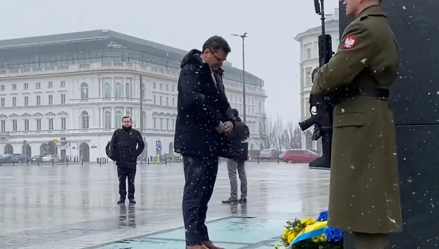 Kułeba złożył kwiaty pod pomnikiem smoleńskim. „Jest dla mnie oczywiste, że Rosja odpowie za wszystkie zbrodnie”