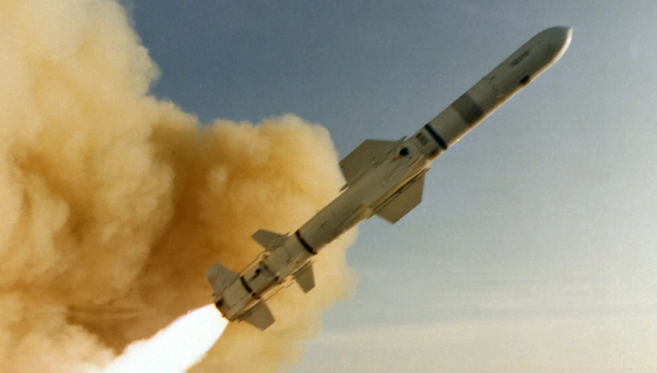 Pocisk woda-woda AGM-84 Harpoon opuszczający wyrzutnię