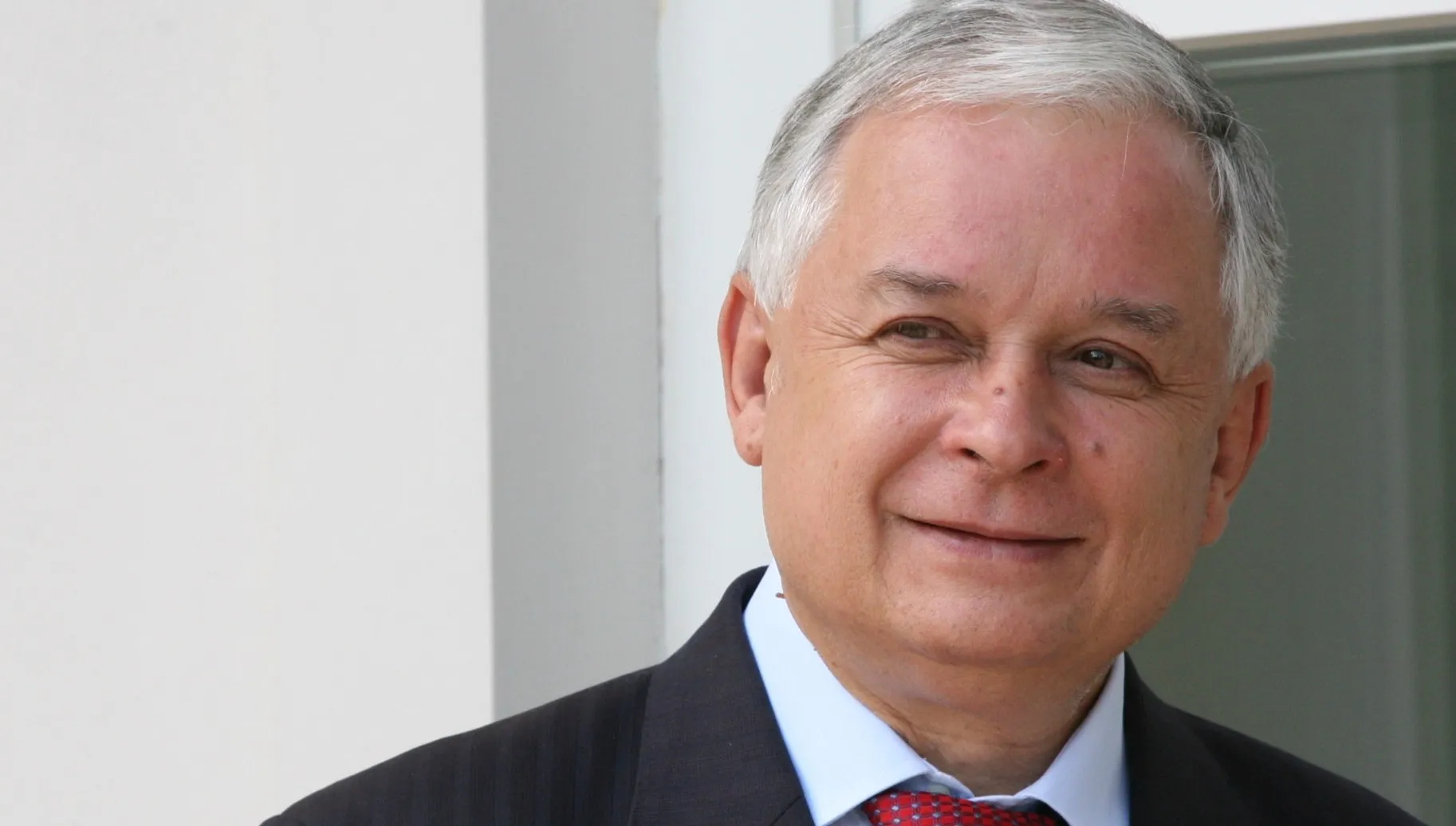 Pomnik Lecha Kaczyńskiego oblany brązową farbą. Dewastacja w Opolu Lubelskim