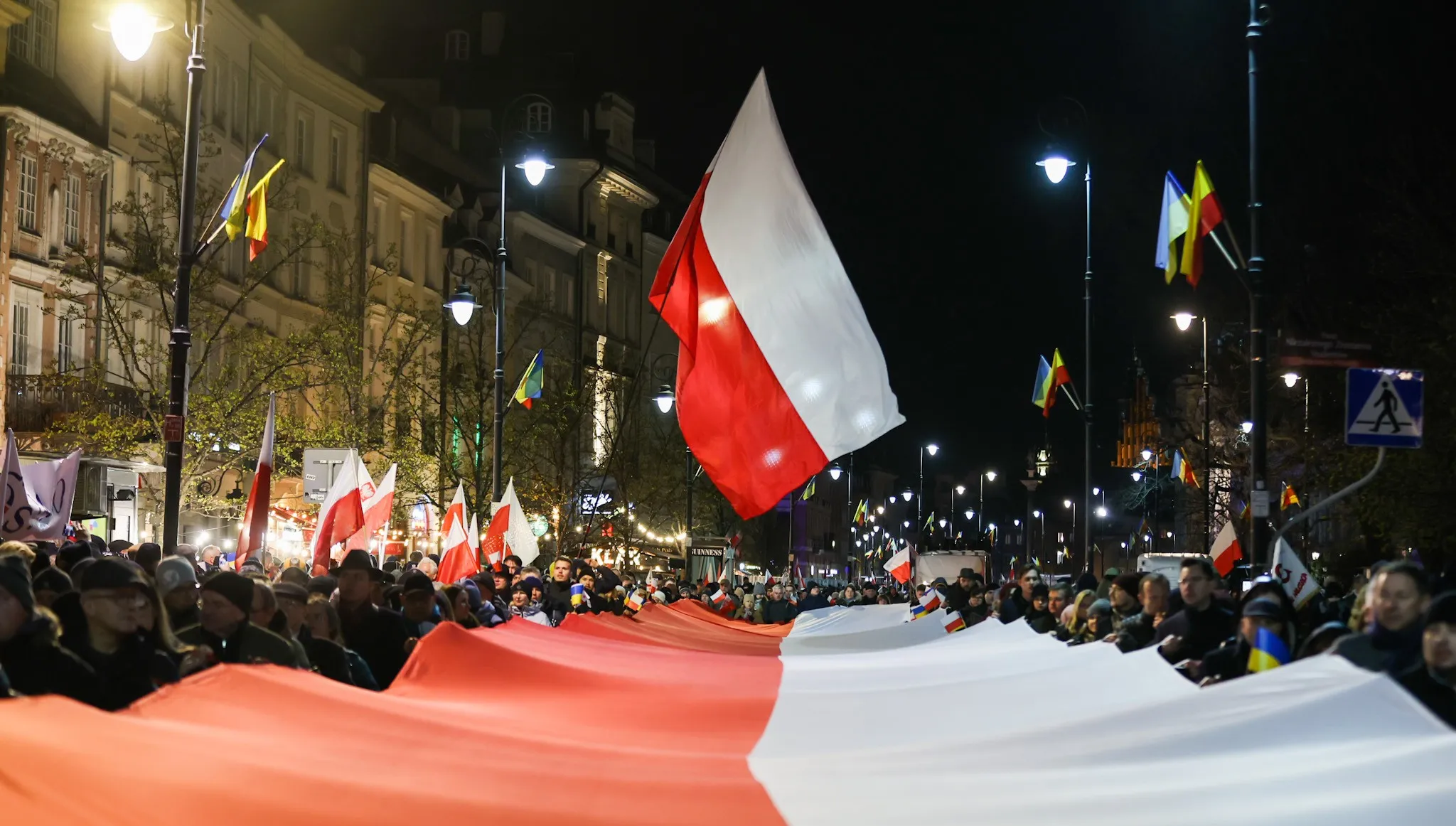 Naród nie zapomina. "Marsz Pamięci" przeszedł ulicami Warszawy. Na nim - tłumy ludzi [ZDJĘCIA]