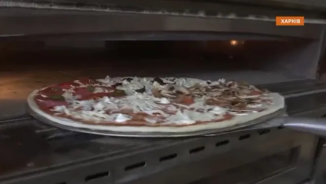 Właściciel pizzerii w Charkowie rozwozi pizzę, za którą... płacą ludzie z całego świata! [WIDEO]