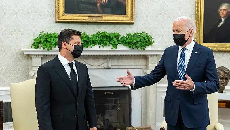 Zełenski rozmawiał z Bidenem. Tematem - dodatkowe wsparcie militarne dla Ukrainy 