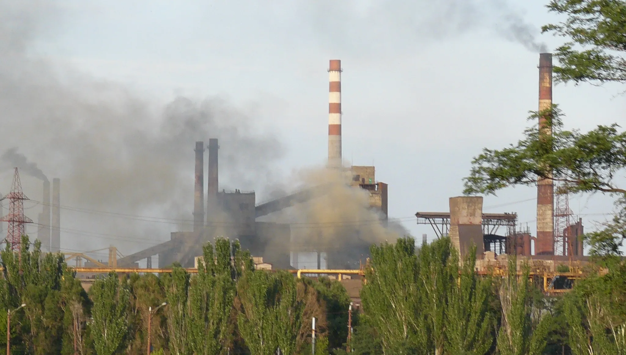 Potężne bomby do niszczenia bunkrów spadają na Azowstal