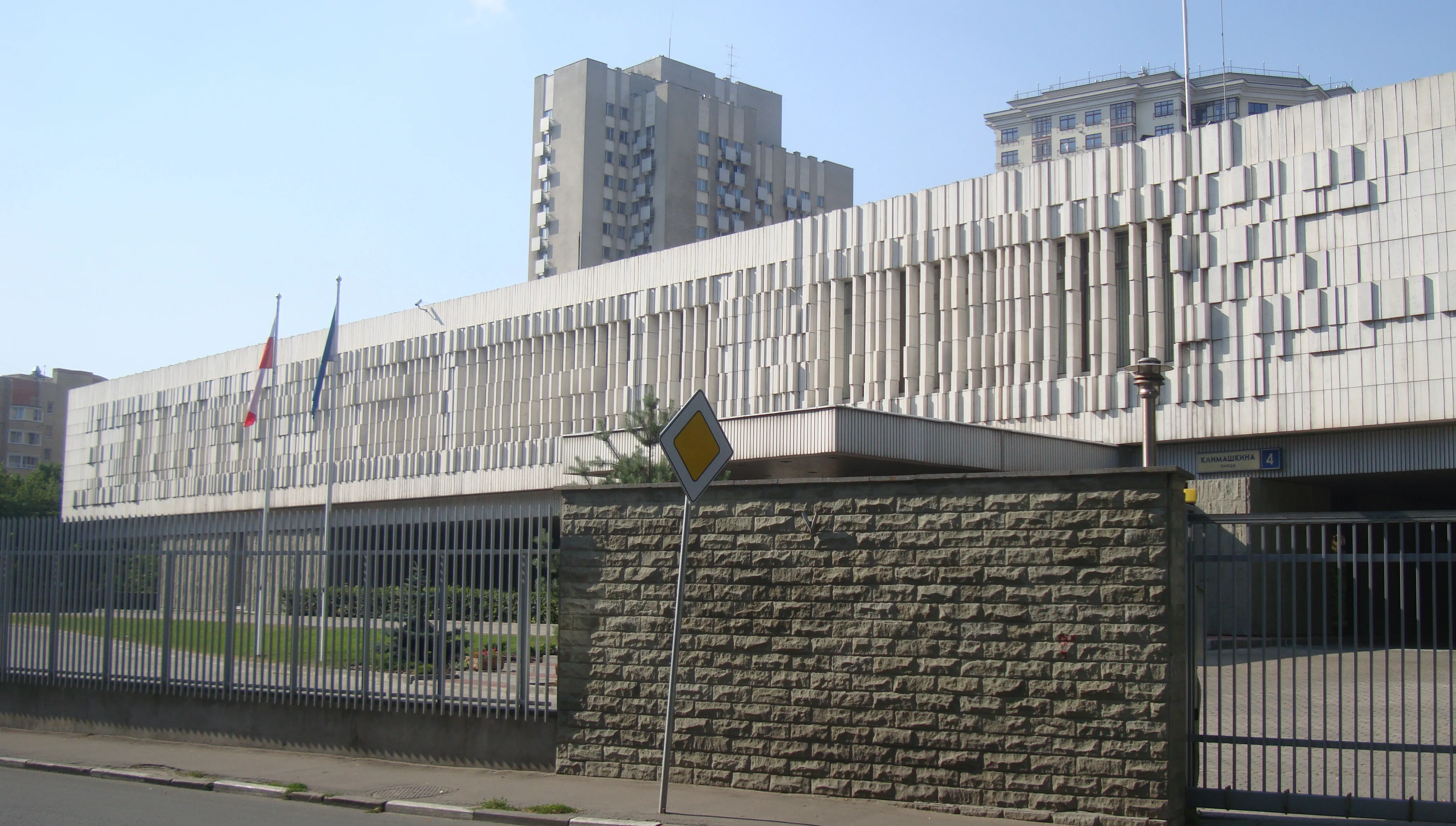 Rosjanie mszczą się na polskich dyplomatach. Ambasada w Moskwie niemal odcięta od reszty miasta