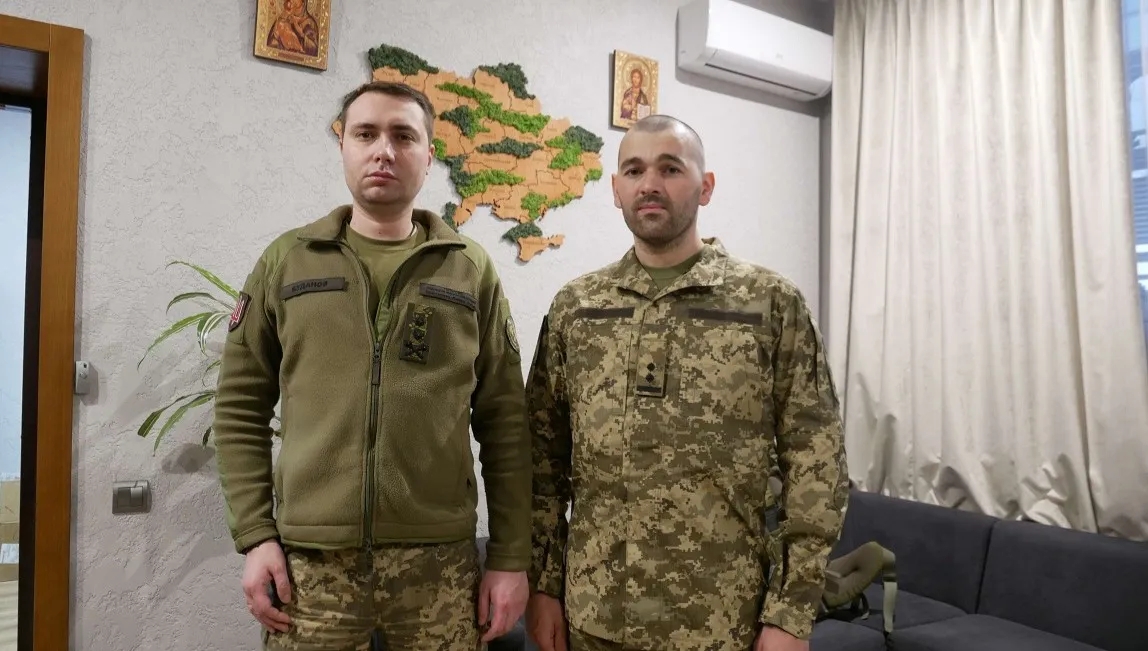 Ukraiński pilot uwolniony z rosyjskiej niewoli. Zapowiada, że za miesiąc chce... wrócić do walki