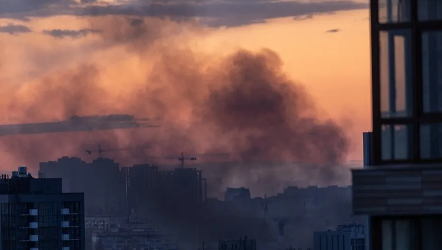 Szef ONZ w Kijowie, a na miasto spadają rosyjskie rakiety. Są poszkodowani [WIDEO]