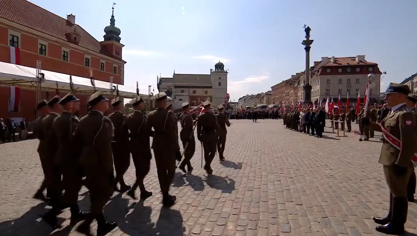 "Czołem, żołnierze!". Uroczystość podniesienia flagi na Wieży Zegarowej Zamku Królewskiego [WIDEO]