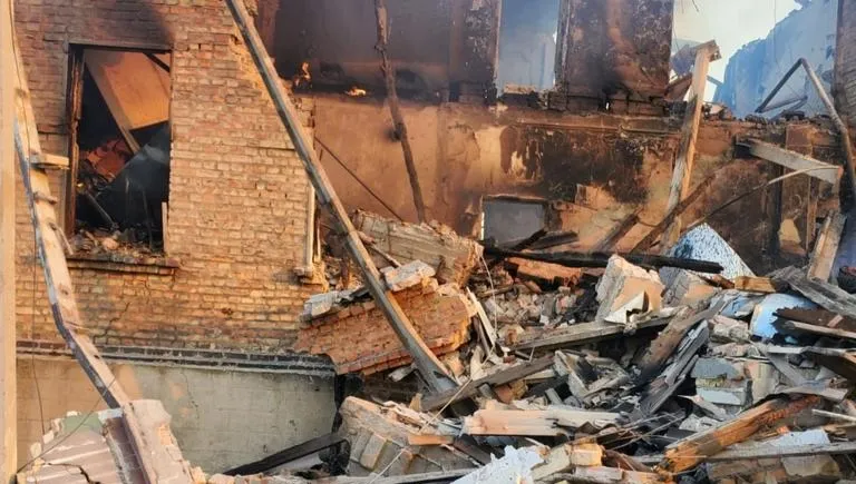 Rosjanie zrzucili bombę na szkołę. Hajdaj: Nawet 60 osób mogło zginąć pod gruzami