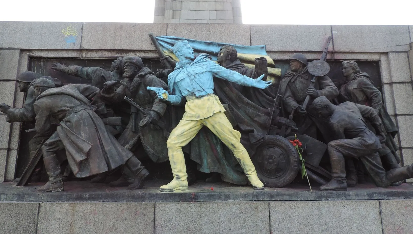 W Bułgarii oblano farbą pomnik Armii Radzieckiej. Starcia między proukraińskimi demonstrantami i zwolennikami Putina