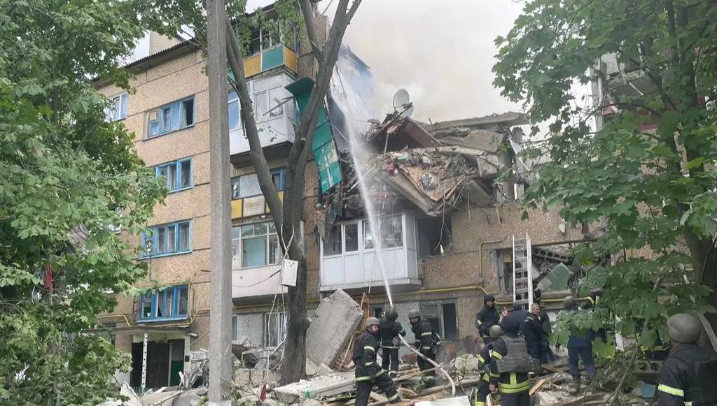 "Tylko cele wojskowe". Pocisk uderzył w blok mieszkalny w Donbasie, są ofiary