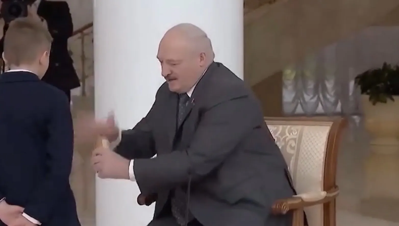 Kabaretowa scena z udziałem dyktatora. Łukaszenka uczy dzieci... jak otwierać butelki